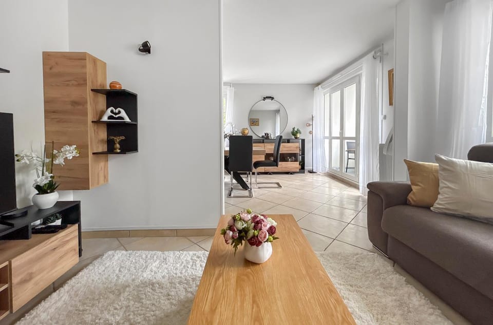 Appartement lumineux avec balcons et parking privé Apartment in Île-de-France