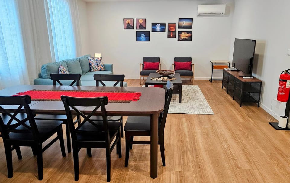 Kitchen or kitchenette, Living room, Seating area, Dining area, air conditioner