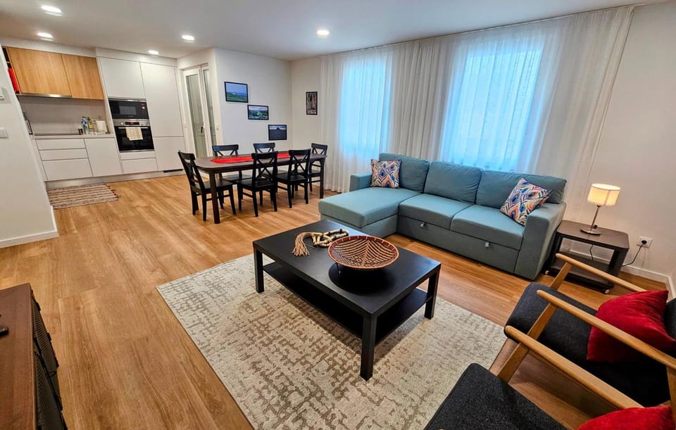 TV and multimedia, Kitchen or kitchenette, Living room, Seating area, Dining area