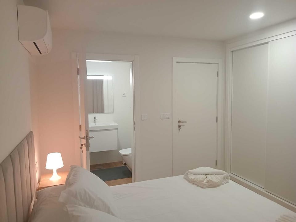 Toilet, Bed, Bathroom, Photo of the whole room, Bedroom, towels