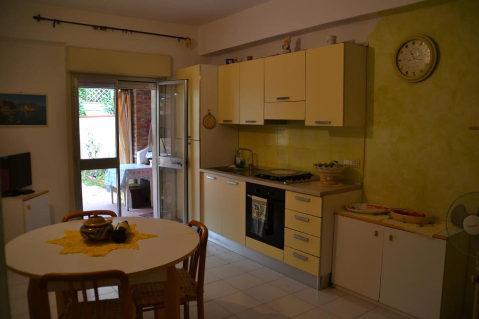 Kitchen or kitchenette, Living room, Dining area, oven