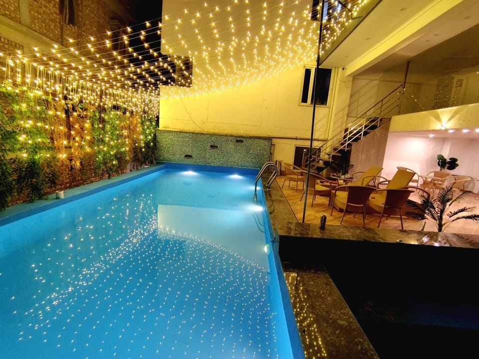 Seating area, Swimming pool, Swimming pool