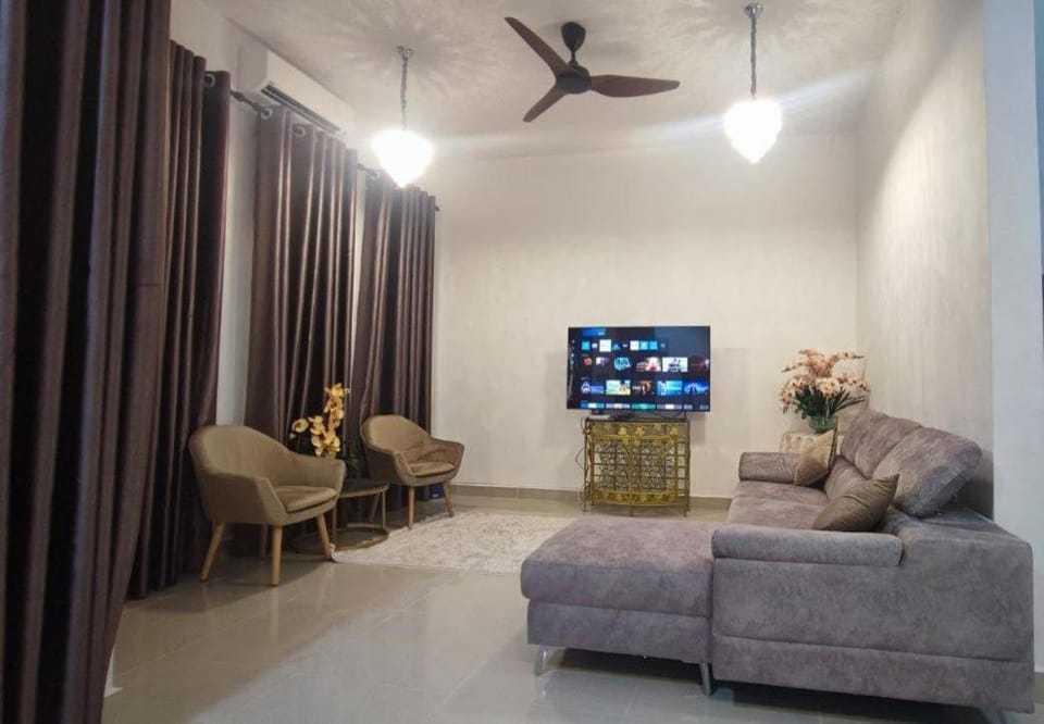Communal lounge/ TV room, TV and multimedia, Living room, Seating area, Evening entertainment