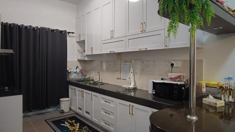 Kitchen or kitchenette, minibar, oven, stove