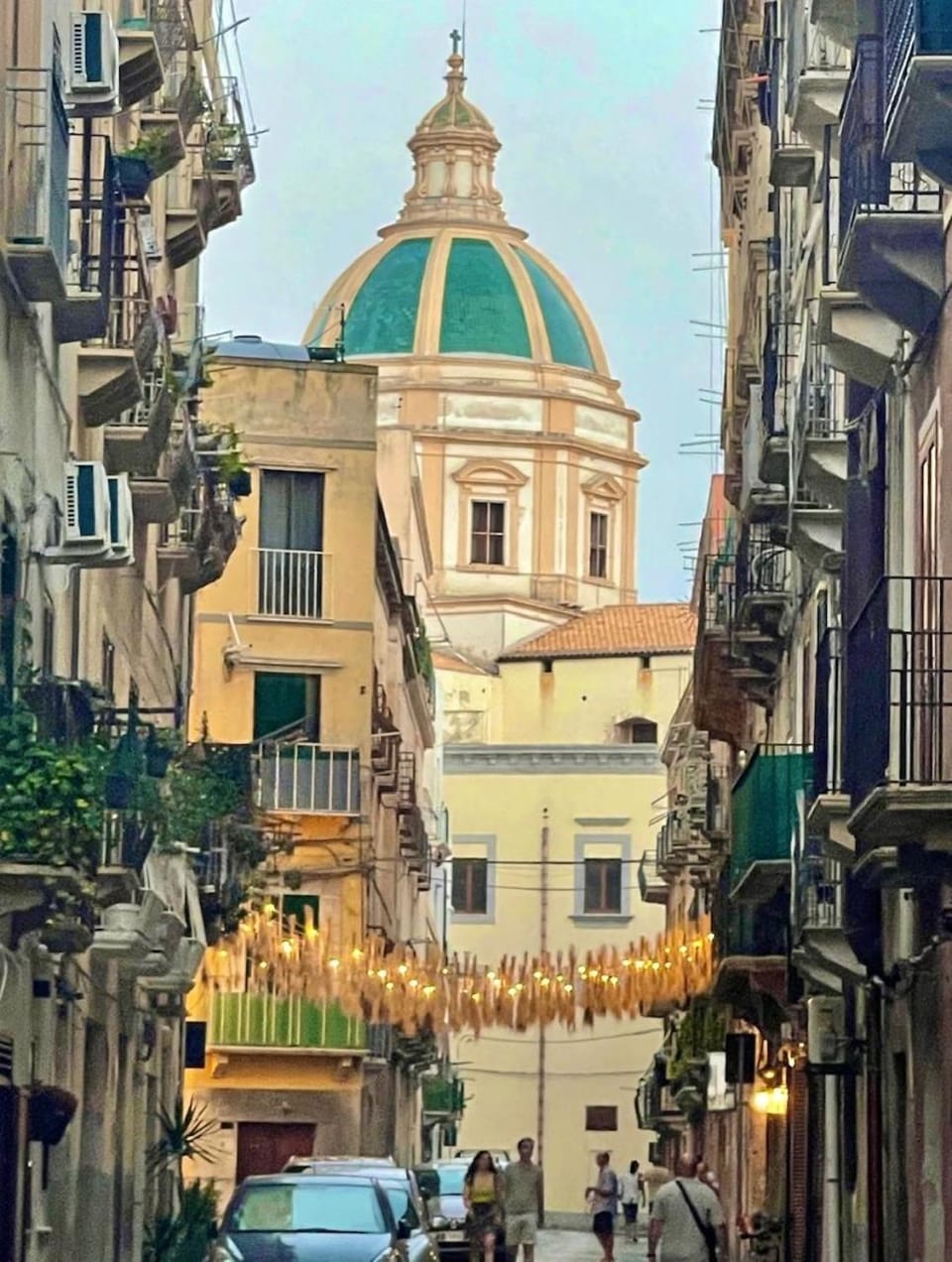 Property building, Nearby landmark, Neighbourhood, City view, Landmark view, Street view, Location
