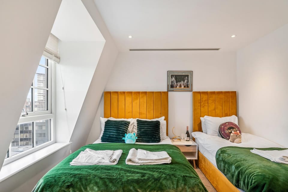 Bed, Bedroom, towels