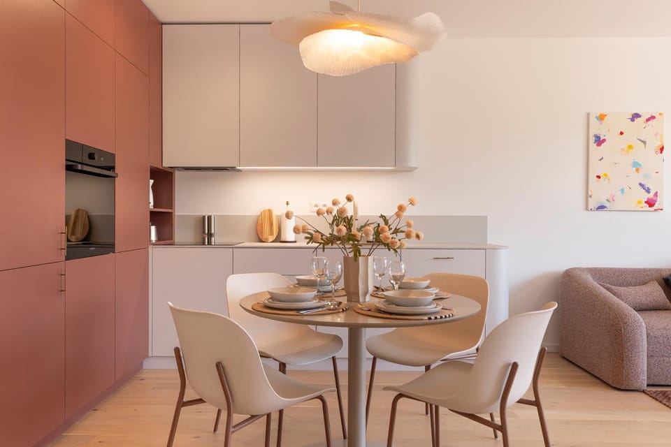 Kitchen or kitchenette, Dining area