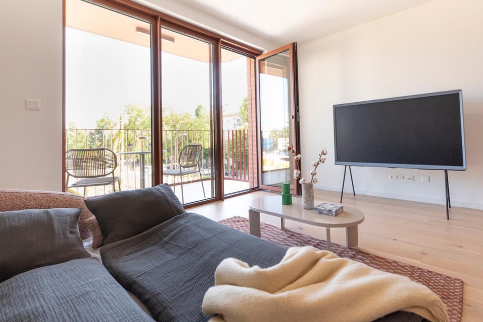 Communal lounge/ TV room, TV and multimedia, Living room, Seating area, Evening entertainment