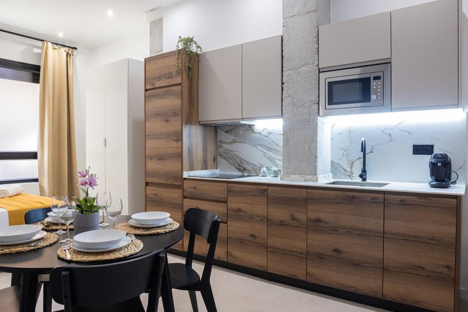 Kitchen or kitchenette, Dining area