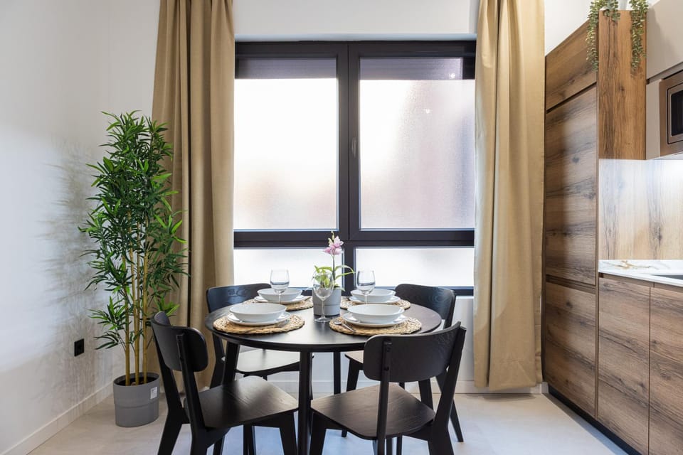 Kitchen or kitchenette, Dining area