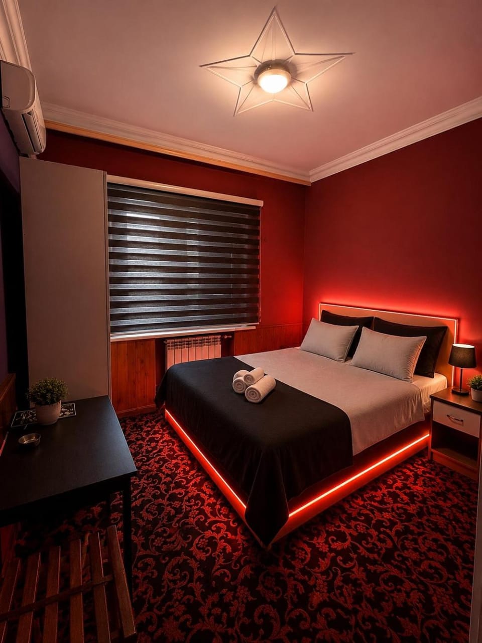 Bed, Photo of the whole room, Bedroom, towels