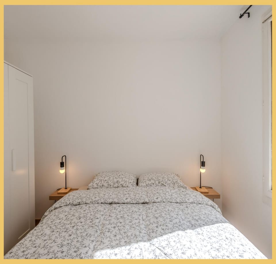 Property building, Bed, Bedroom