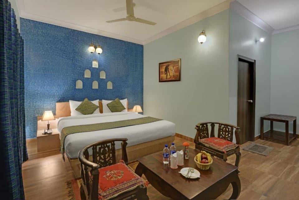 Property building, Bed, Photo of the whole room, Seating area, Bedroom