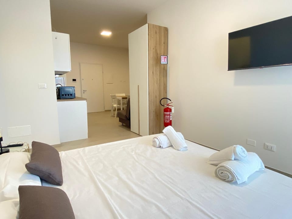 Bed, TV and multimedia, Bedroom, towels