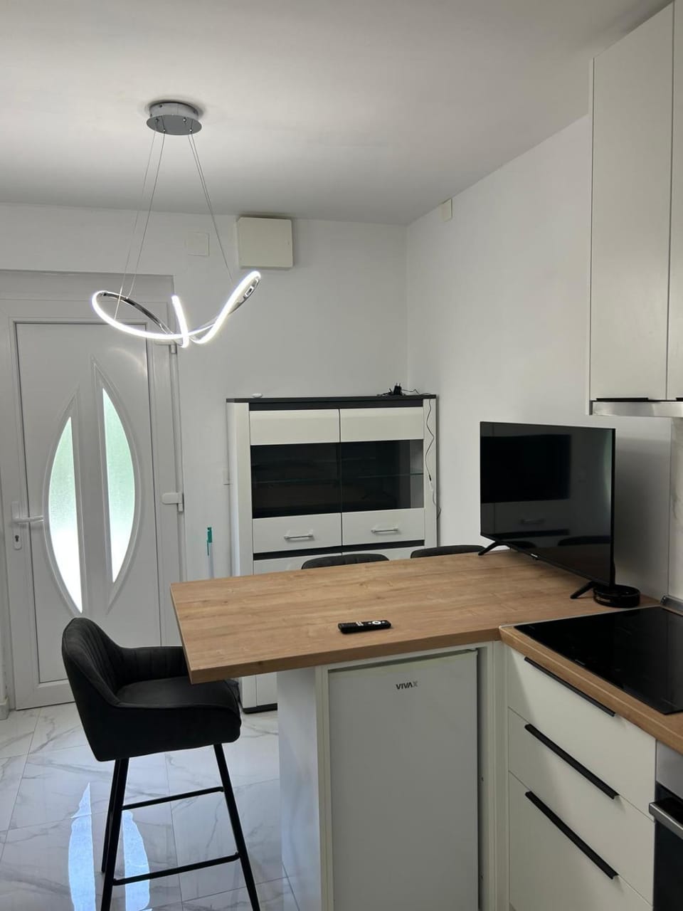 Kitchen or kitchenette, Dining area