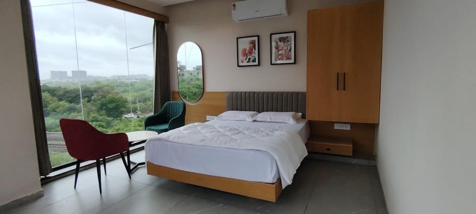 Bed, Living room, Photo of the whole room, Seating area, Bedroom, air conditioner