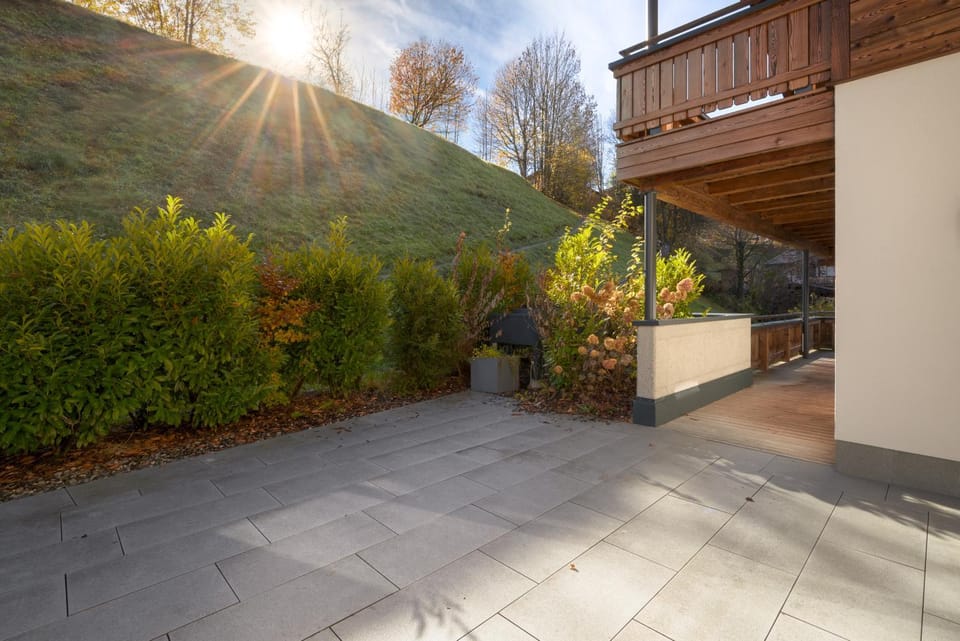 Property building, Spring, Balcony/Terrace