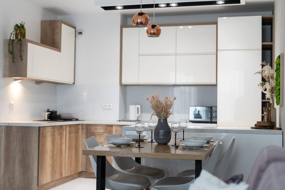 Kitchen or kitchenette, Dining area, stove