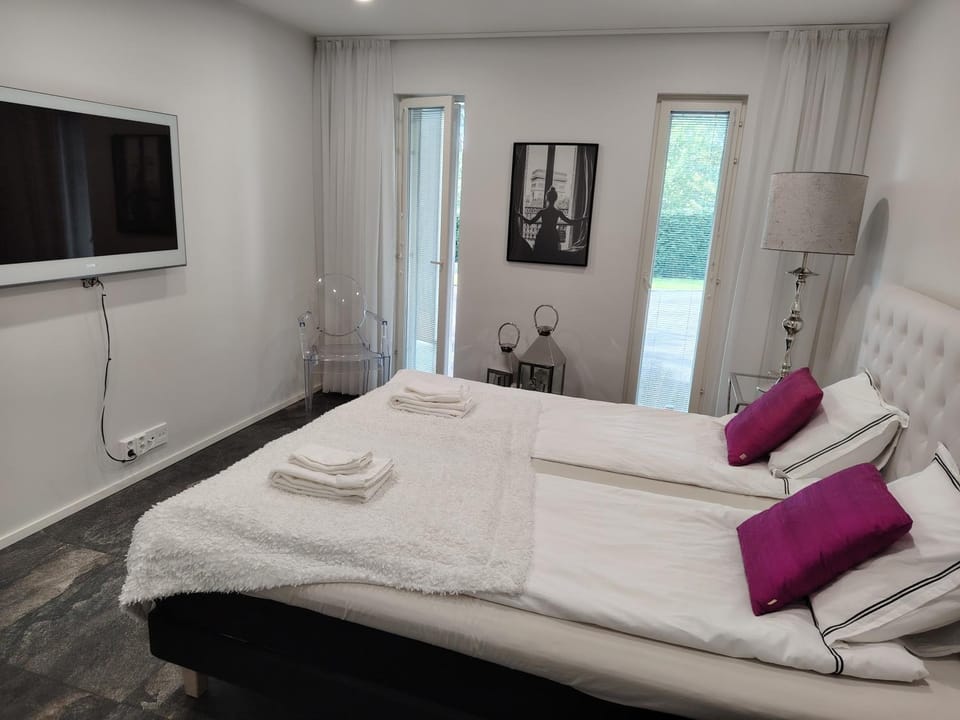 Bed, TV and multimedia, Photo of the whole room