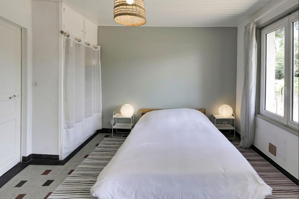 Photo of the whole room, Bedroom