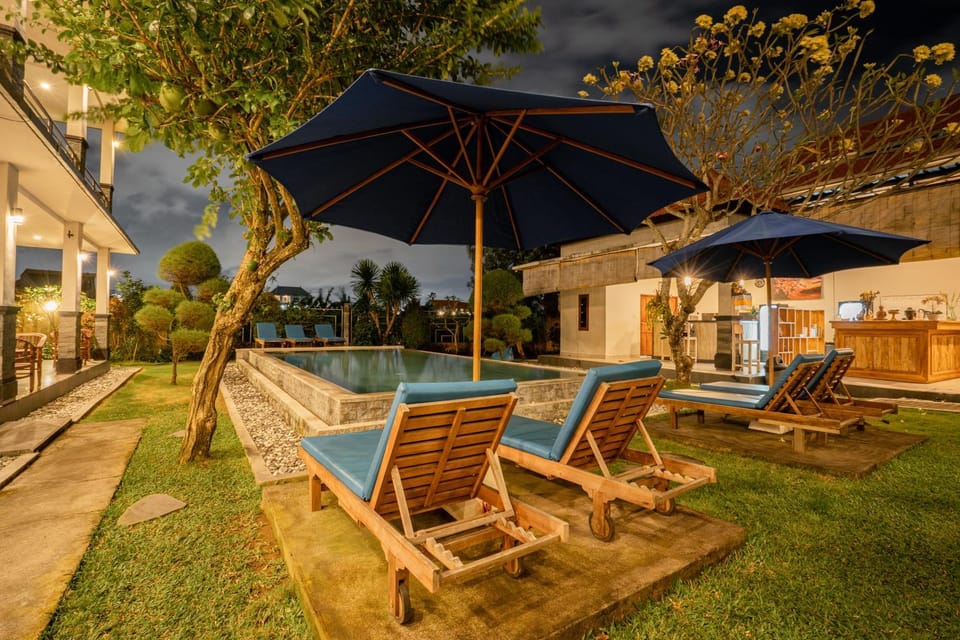Property building, Garden, Garden view, Pool view, sunbed