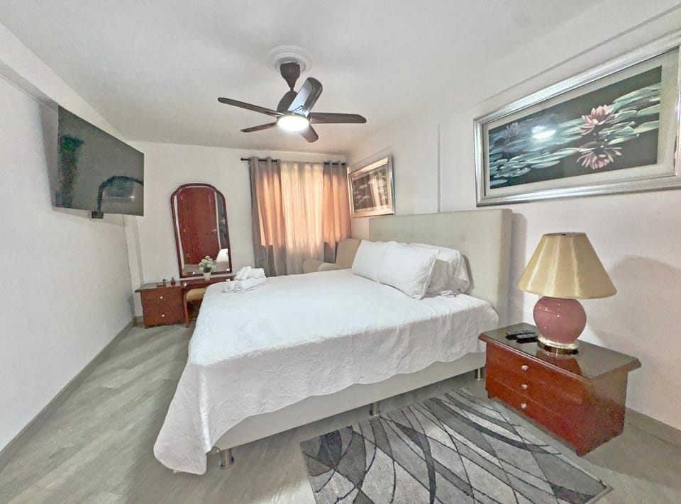 Bed, TV and multimedia, Bedroom