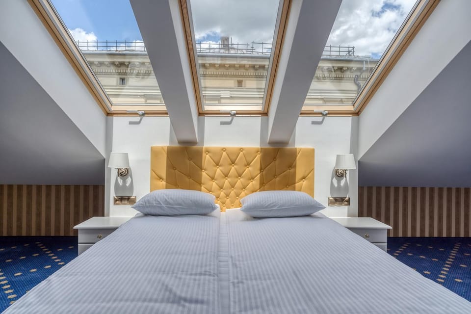 Bed, Photo of the whole room, Seating area, Bedroom