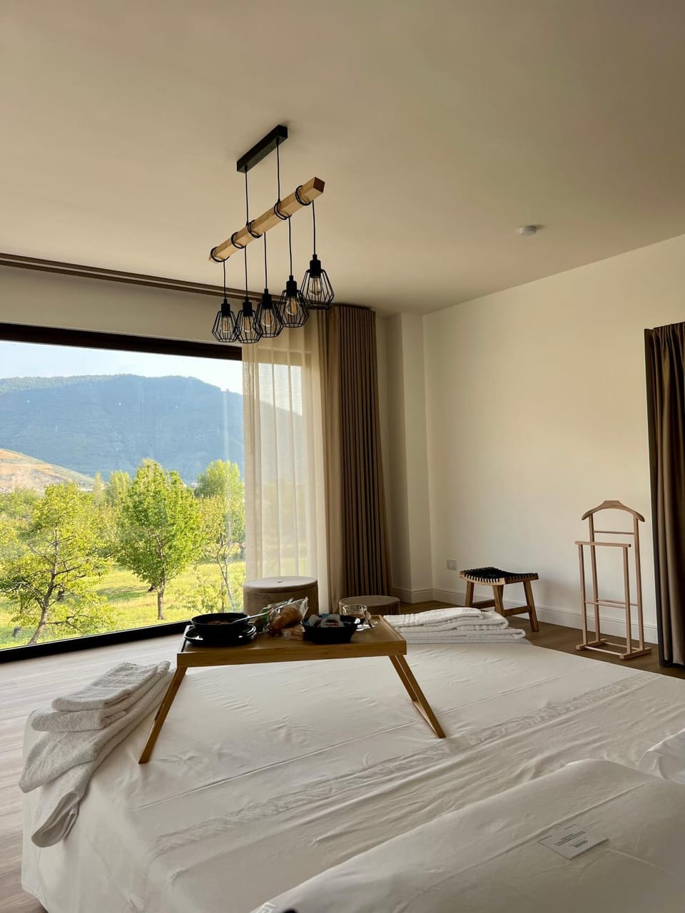 Natural landscape, Photo of the whole room, Bedroom, Mountain view