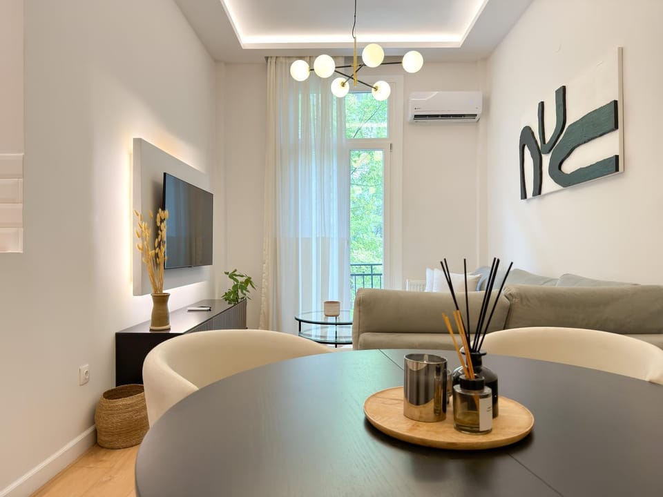 TV and multimedia, Seating area, Dining area