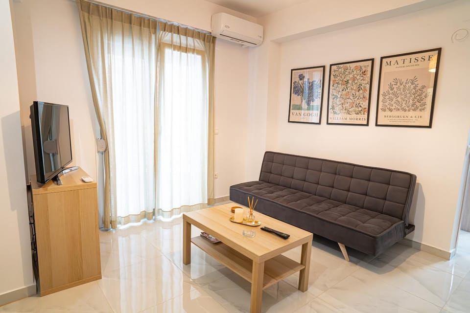 Communal lounge/ TV room, TV and multimedia, Living room, Photo of the whole room, Decorative detail, Seating area, air conditioner