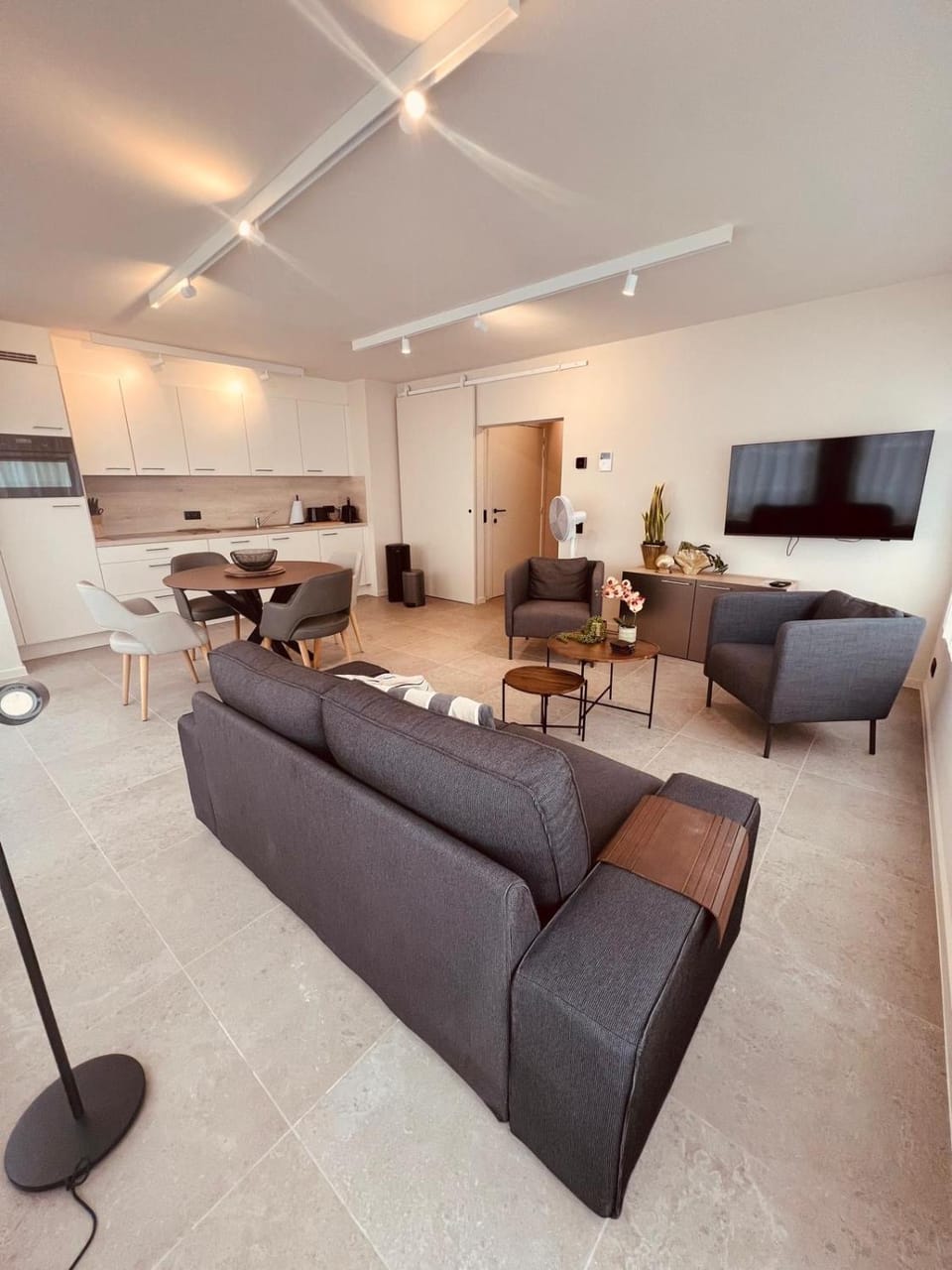 TV and multimedia, Seating area, Dining area