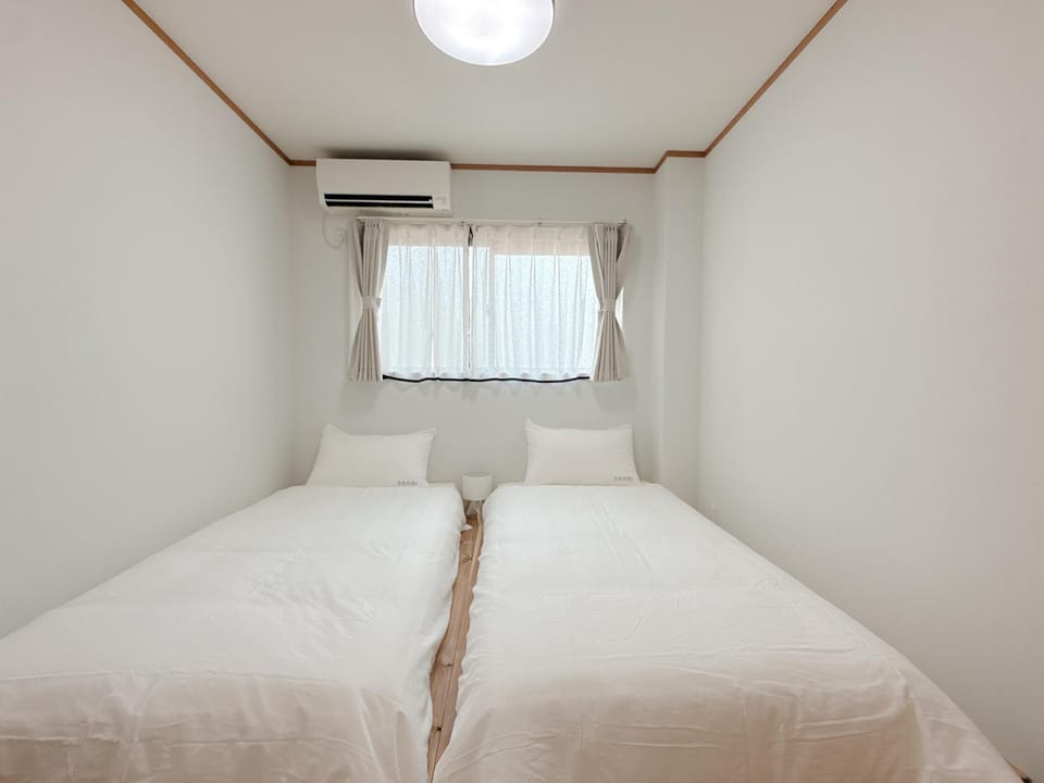 Bed, Photo of the whole room, Bedroom, air conditioner