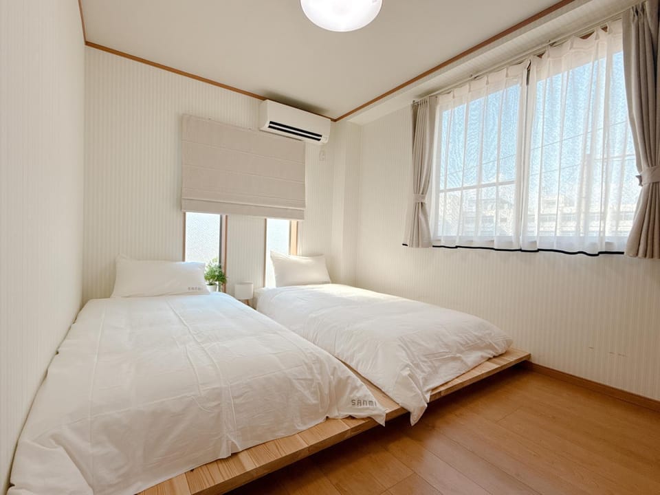 Bed, Photo of the whole room, Bedroom, air conditioner