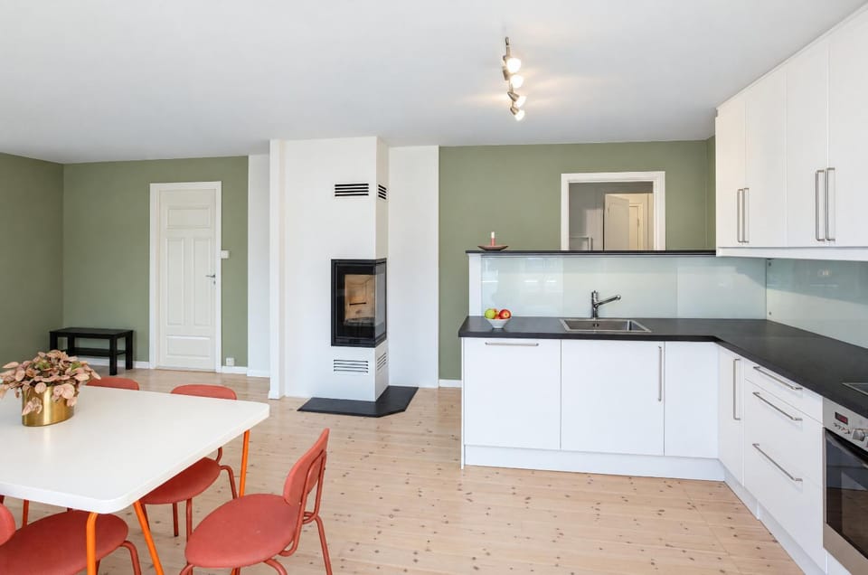Kitchen or kitchenette, Dining area, dishwasher, oven, stove
