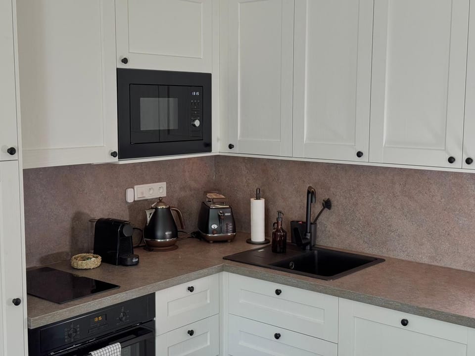 Coffee/tea facilities, Kitchen or kitchenette, stove, toaster
