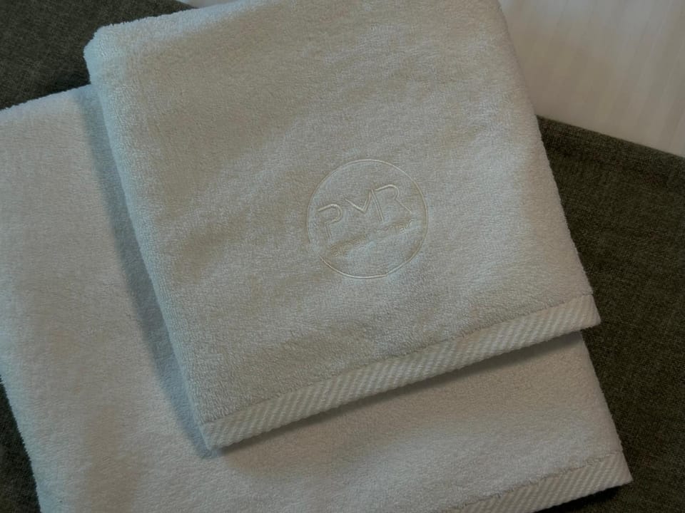 Bedroom, towels, towels