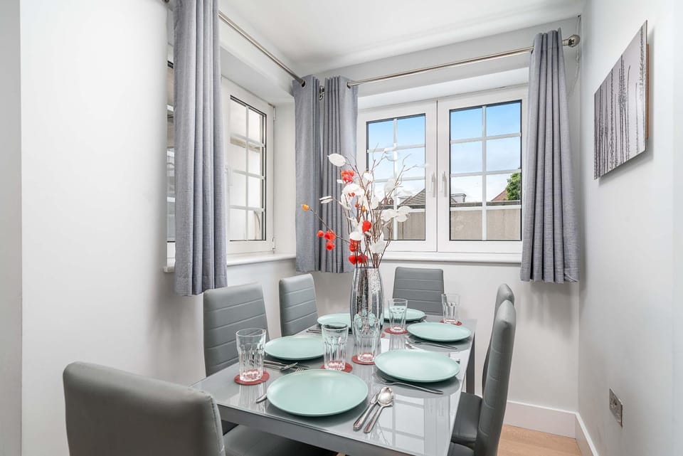 Seating area, Dining area