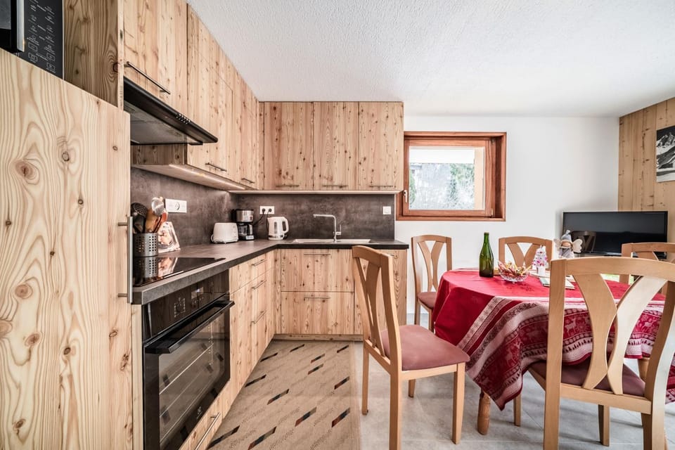 Property building, Kitchen or kitchenette, Living room