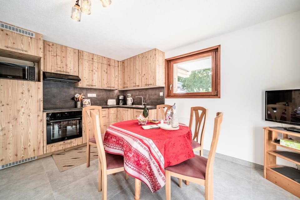 Property building, Kitchen or kitchenette, Living room