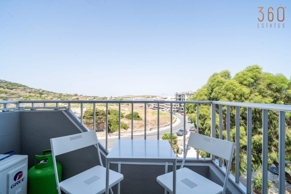 Patio, Day, Natural landscape, View (from property/room), Balcony/Terrace, Mountain view
