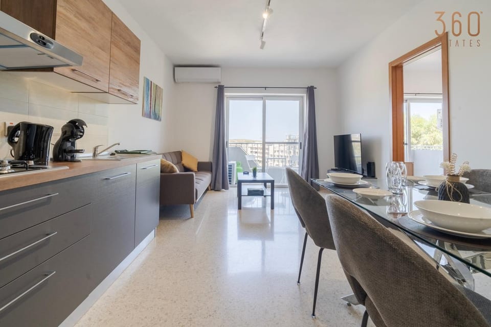 Kitchen or kitchenette, Living room, Seating area, Dining area, minibar