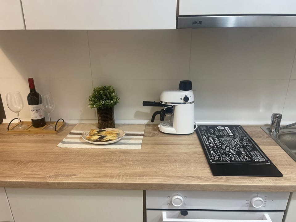 Coffee/tea facilities, Kitchen or kitchenette, stove