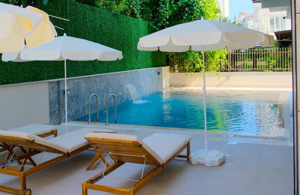 Pool view, Swimming pool, sunbed