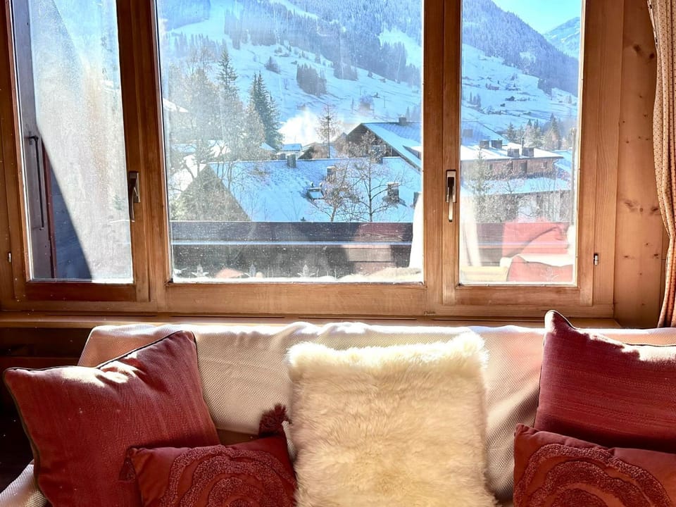 4-bedroom Chalet in the Heart of Gstaad Apartment in Saanen