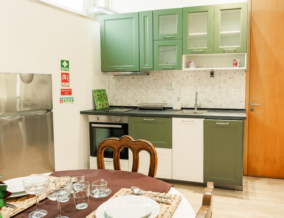 Kitchen or kitchenette, Dining area, dishwasher, minibar, oven, pet friendly, stove