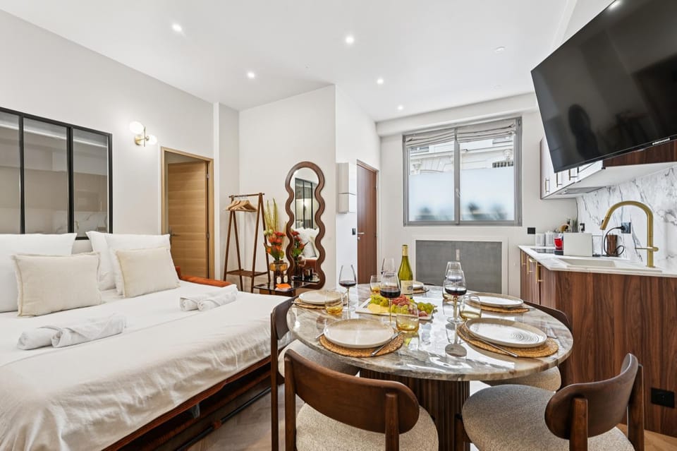 Lavie Maison 7th AC Hot Tub Apartment in Paris