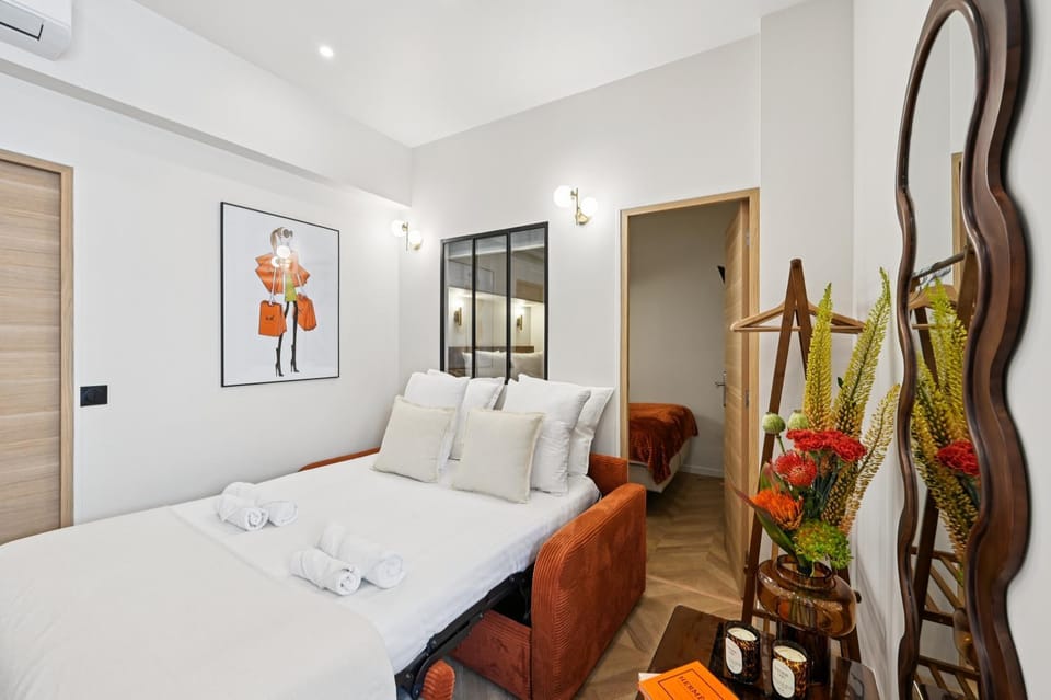Lavie Maison 7th AC Hot Tub Apartment in Paris