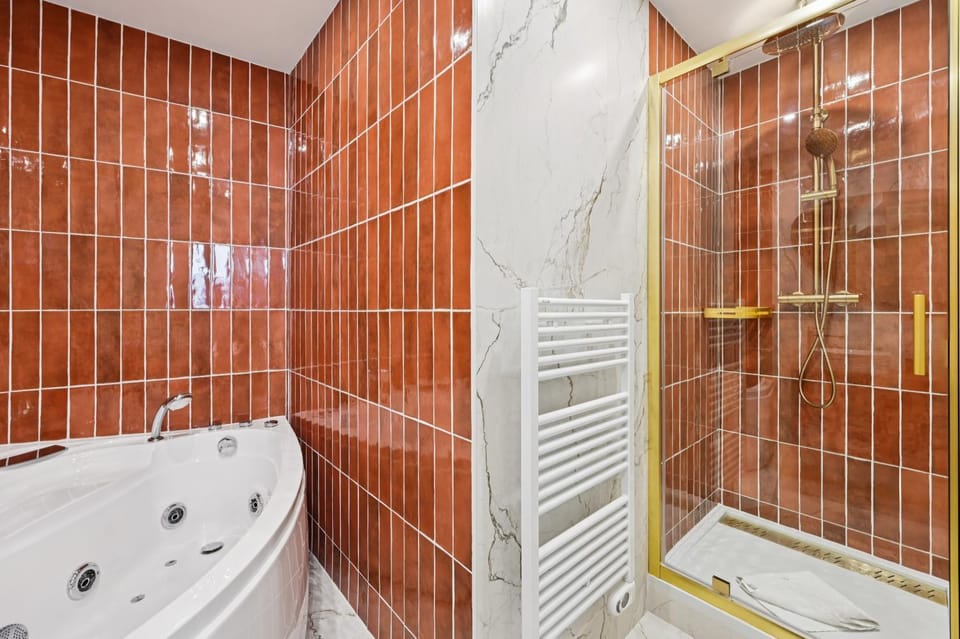 Lavie Maison 7th AC Hot Tub Apartment in Paris