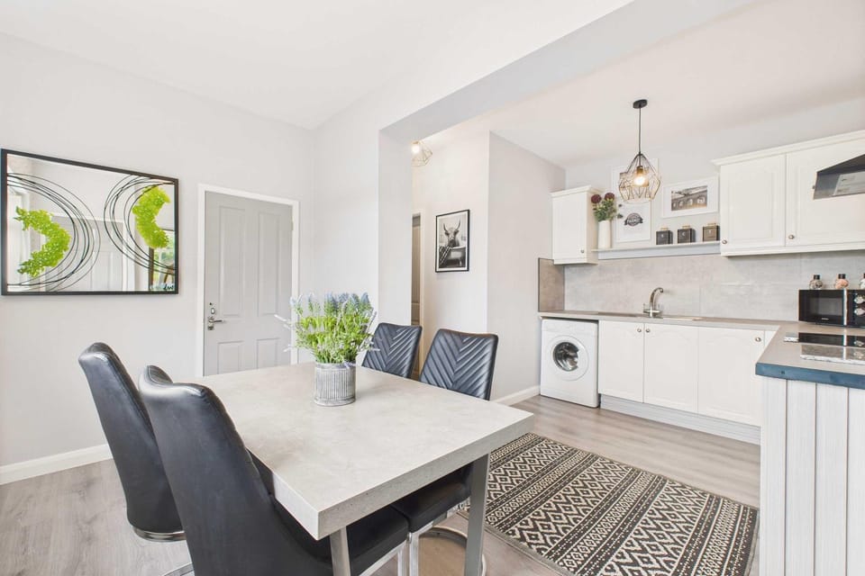 Kitchen or kitchenette, Dining area, oven, stove, toaster, washing machine