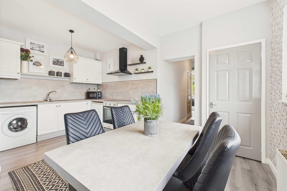 Kitchen or kitchenette, Dining area, stove